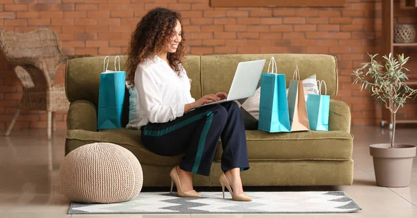 Beautiful Young African American Woman Using Laptop Online Shopping Home — Stock Photo, Image