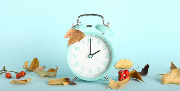 Alarm Clock Autumn Leaves Light Blue Background — Stockfoto