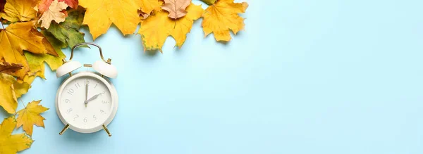 Alarm Clock Autumn Leaves Light Blue Background Space Text — Stock Fotó