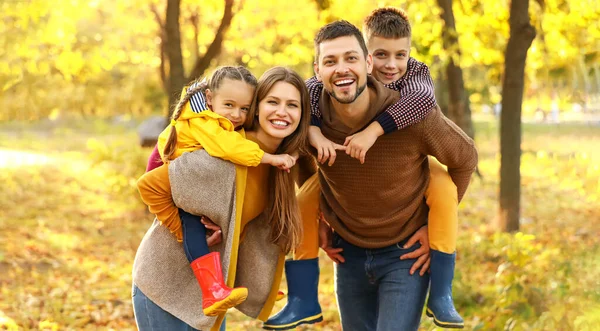 Happy Young Family Resting Autumn Park — 图库照片