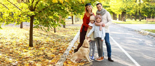 秋の公園で歩く幸せな家族の肖像画 — ストック写真