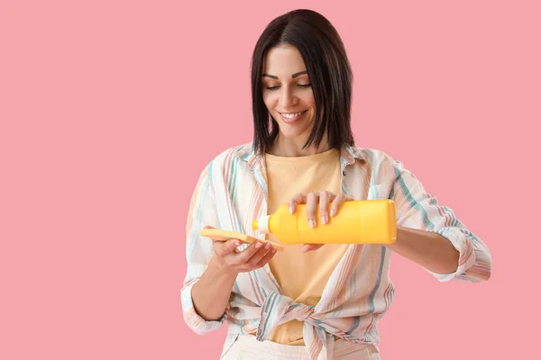 Beautiful Woman Pouring Detergent Sponge Pink Background — ストック写真