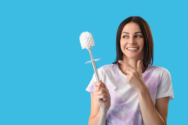 Beautiful Woman Pointing Toilet Brush Blue Background — 스톡 사진