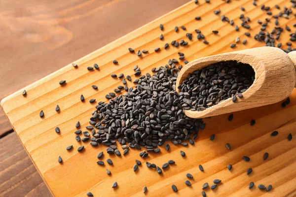 Board Scoop Black Sesame Seeds Wooden Background Closeup — Stock Photo, Image