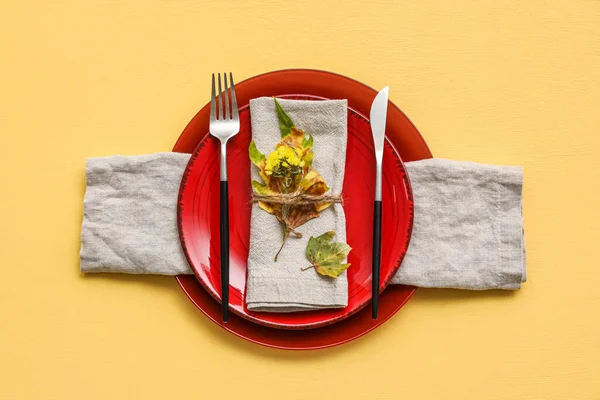 Table Setting Autumn Floral Decor Plate Yellow Background — Stockfoto