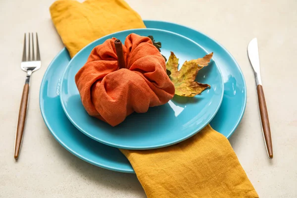 Table Setting Autumn Leaf Pumpkin Made Napkin Light Background — Stockfoto