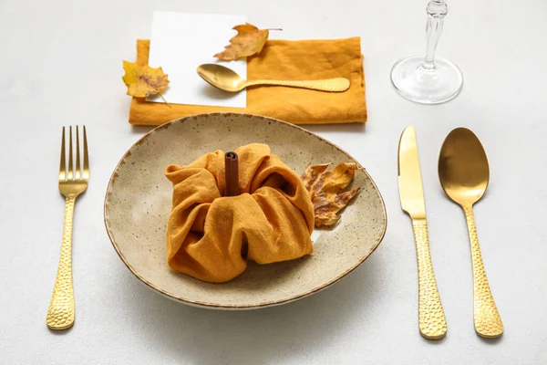 Stylish Table Setting Autumn Decor Blank Card Pumpkin Made Napkin — Foto Stock