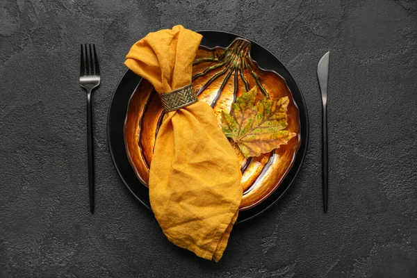 Table Setting Pumpkin Shaped Plate Autumn Leaves Dark Background — ストック写真