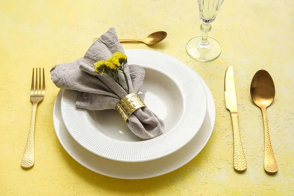 Elegant Dinnerware Gypsophila Flowers Yellow Table — Φωτογραφία Αρχείου