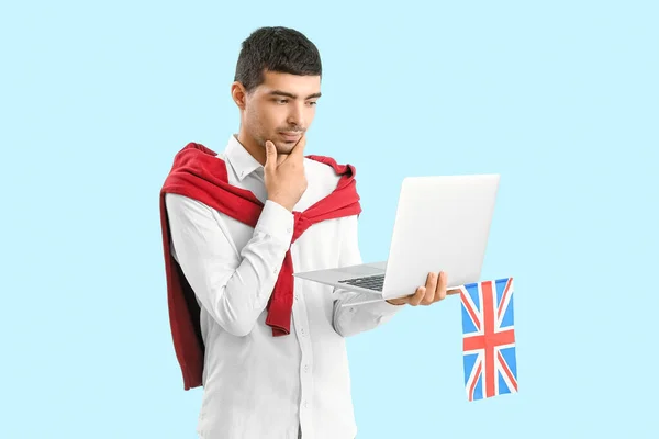 Thoughtful Young Man Flag Laptop Blue Background — Fotografia de Stock