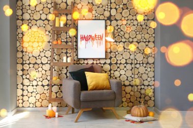 Cadılar Bayramı için dekore edilmiş rahat koltuk.