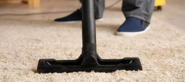 Man Vacuuming Carpet Room Closeup — Stock fotografie