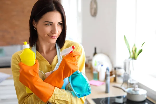 Young Woman Bottles Detergent Kitchen — Stockfoto