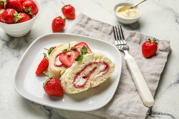 Plate Slices Sweet Strawberry Roll Cake Light Background — Stock Photo, Image