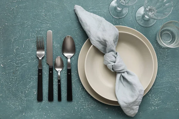 Simple Table Setting Plates Cutlery Glasses Color Background — Stock Photo, Image