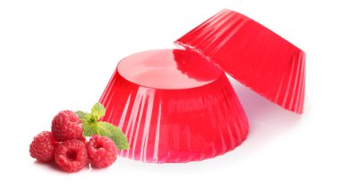 Lezzetli ahududu jölesi beyaza izole edilmiş.