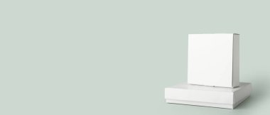 Açık arkaplanda boş karton kutular ve metin için boşluk