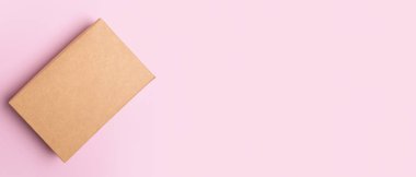 Pembe zemin üzerinde boş karton kutu metin için boşluk, üst görünüm