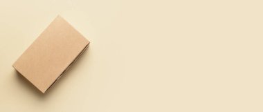 Açık bej arkaplan üzerinde boş karton kutu metin için boşluk, üst görünüm
