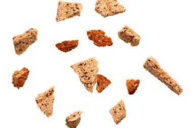 Beyaz zemin üzerinde susam tohumları olan farklı kozinakilerin parçaları.