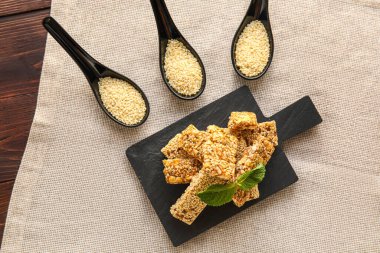 Lezzetli kozinakili kompozisyon ve masada susam tohumları.