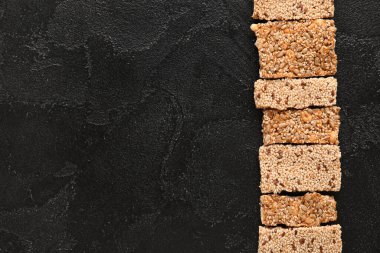 Koyu arkaplanda lezzetli susamlı kozinaki sırası.