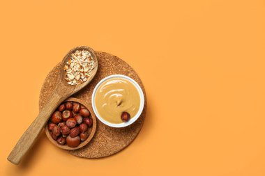 Renkli fındık ezmesi ve fındık.