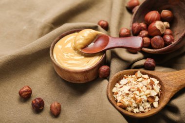 Fındık ezmeli ve fındıklı bir kase lezzetli fındık ezmesi.