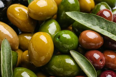 Farklı lezzetli zeytinler arka planda, yakın planda.