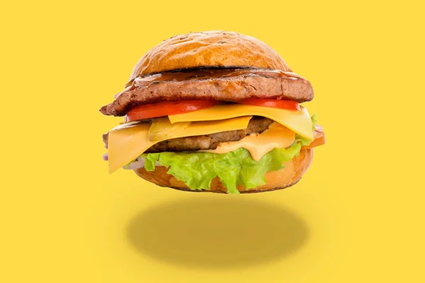 Burger Lezat Dengan Latar Belakang Kuning — Stok Foto