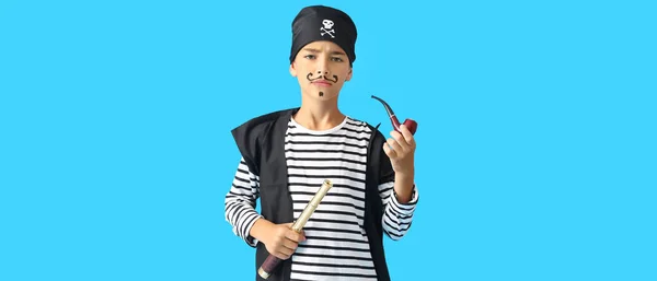 Malý Chlapec Oblečený Jako Pirát Dalekohledem Kouřící Dýmkou Modrém Pozadí — Stock fotografie