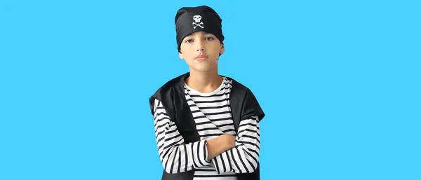 Niño Vestido Pirata Sobre Fondo Azul —  Fotos de Stock