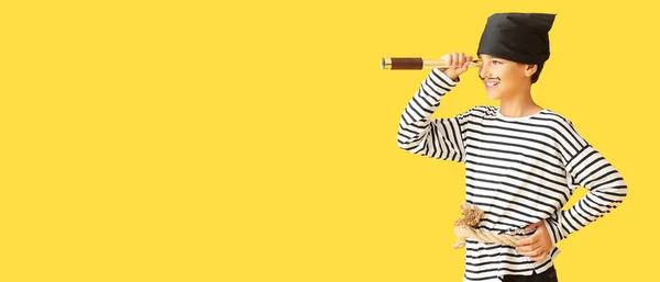 Kleiner Junge Verkleidet Als Pirat Mit Spionaglas Auf Gelbem Hintergrund — Stockfoto