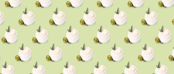 Beaucoup Pots Crème Avec Extrait Huile Olive Sur Fond Vert — Photo