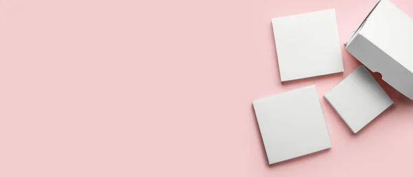Blanco Kartonnen Dozen Roze Achtergrond Met Ruimte Voor Tekst — Stockfoto