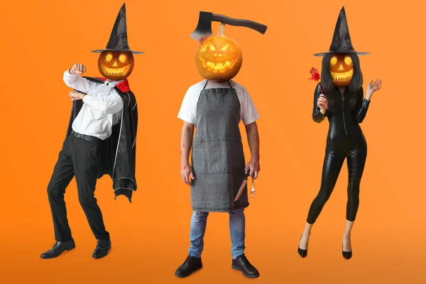 Σύνολο Ανθρώπων Κολοκύθες Halloween Αντί Για Κεφάλια Τους Πορτοκαλί Φόντο — Φωτογραφία Αρχείου