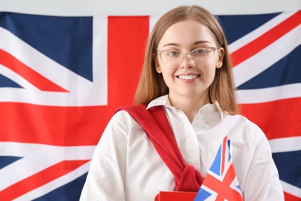 Jovem Mulher Contra Bandeira Reino Unido Close — Fotografia de Stock