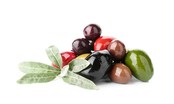 Mucchio Diverse Olive Deliziose Sfondo Bianco — Foto Stock