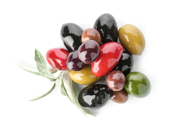Mucchio Diverse Olive Deliziose Sfondo Bianco — Foto Stock