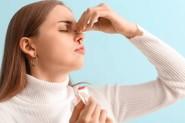 Ung Kvinna Med Näsblod Och Vävnad Blå Bakgrund Närbild — Stockfoto