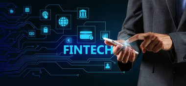 Siyah arka planda cep telefonu olan bir iş adamı. Finansal teknoloji kavramı