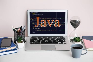 Kelime JAVA masadaki modern dizüstü bilgisayarın ekranında
