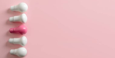 Pembe arkaplanda ampuller ve metin için yer var. Fikir ve benzersizlik kavramı