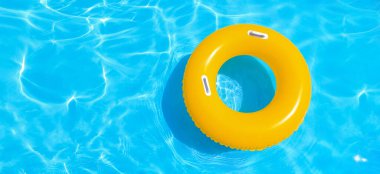 Yüzme havuzunda şişme halka, üst manzara. Tasarım için pankart