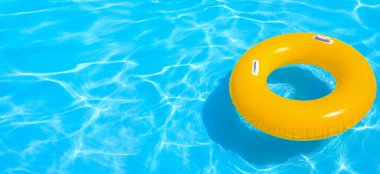 Yüzme havuzunda şişme halka. Tasarım için pankart