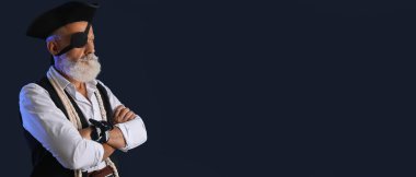 Metin için alanı olan koyu arkaplan üzerinde olgun korsan