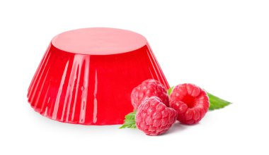 Lezzetli ahududu jölesi beyaza izole edilmiş.