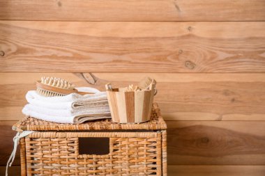 Banyo aksesuarları ahşap duvarın yanında.