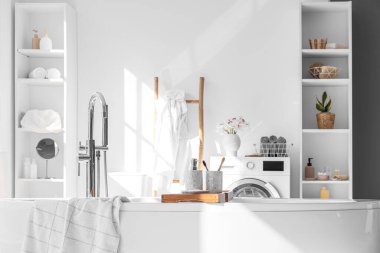 Modern banyoda aksesuarlı küvet tepsisi.