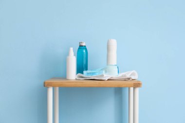 Banyo aksesuarları renk duvarının yanındaki rafta.